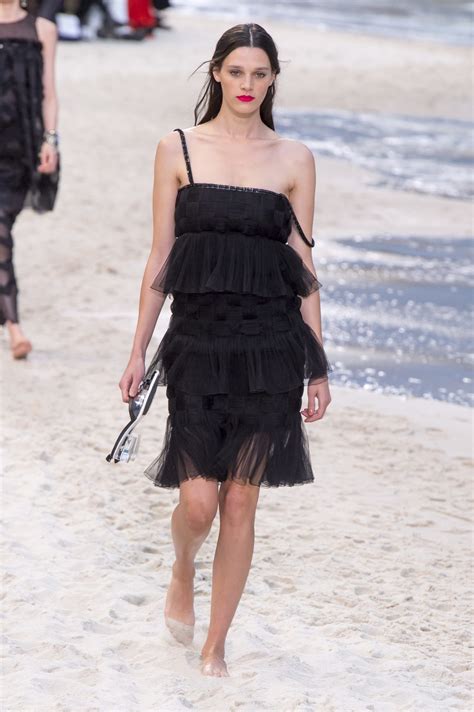 robe noire chanel